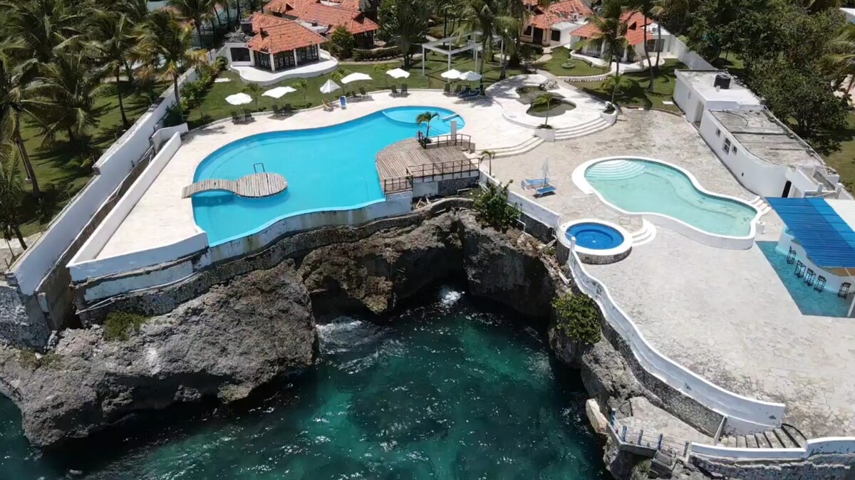 Ocean Breeze II, Beautiful vacation apt. with pool