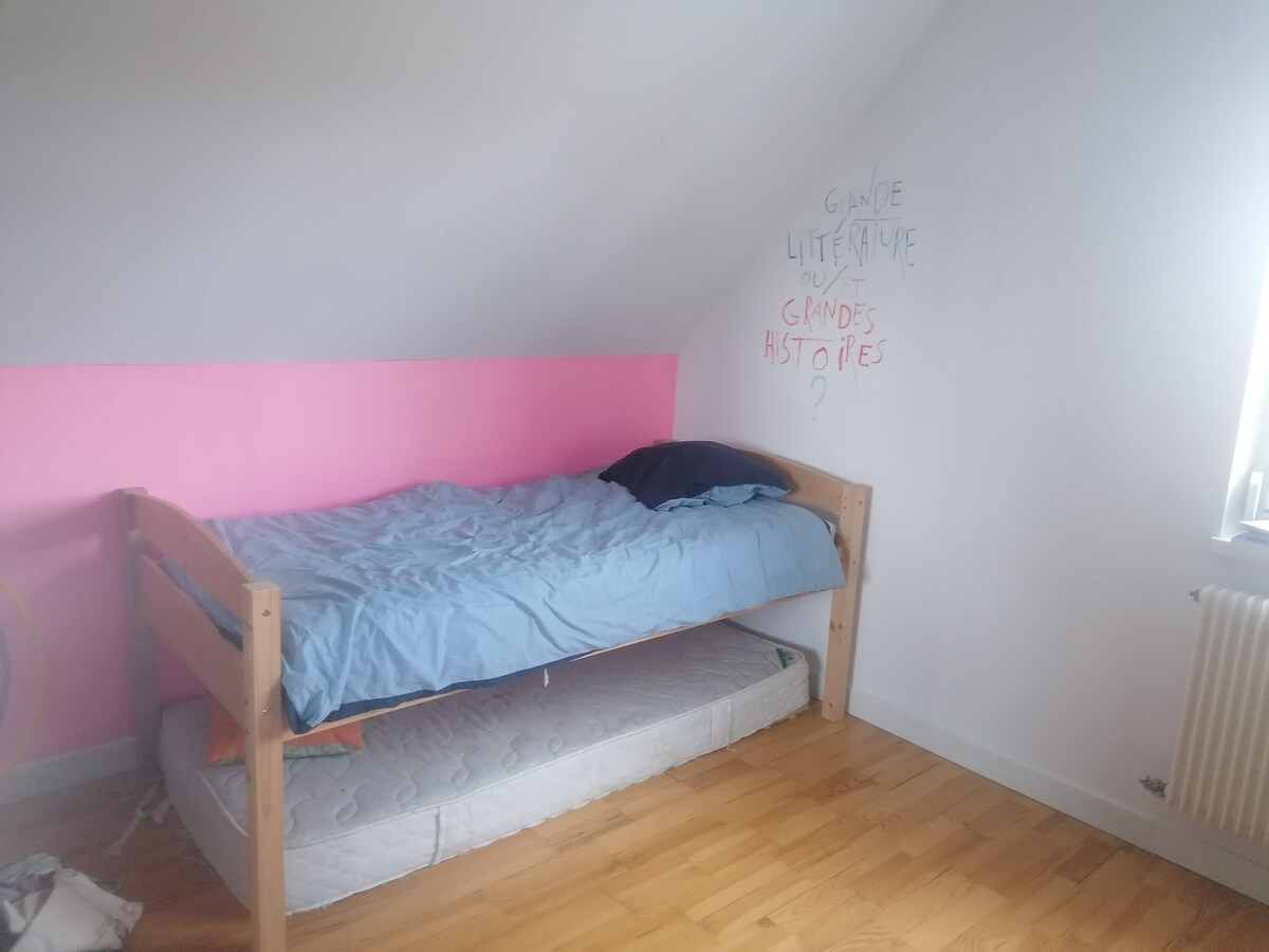 Chambre avec 1 lit une place et un matelas au sol