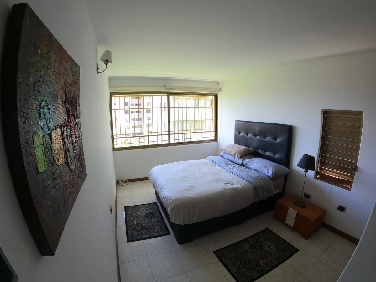 Moderno apartamento en zona exclusiva de Caracas.