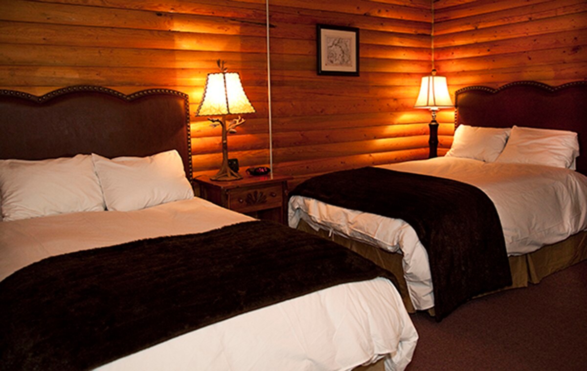 Denali Private Cabin Double Bed Sugarloaf Mountain