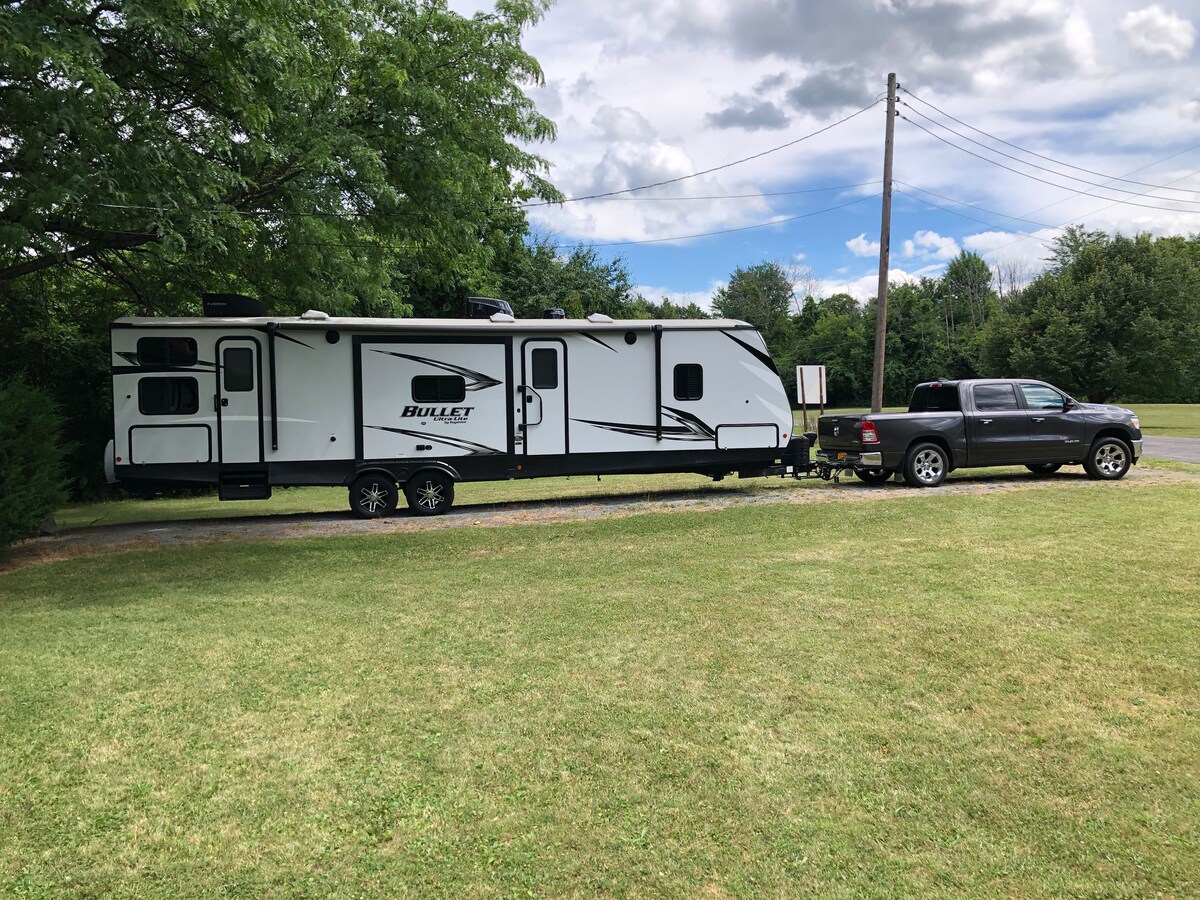 Delightful 2 bedroom 38’ 2021 camper with 1.5 bath