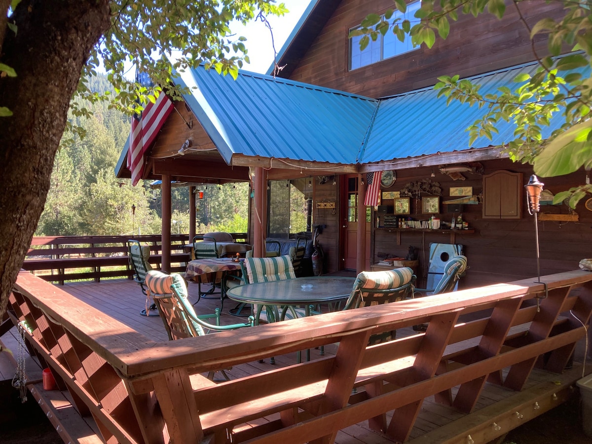 Cozy Castella 3-bedroom Cabin with Swim Spa