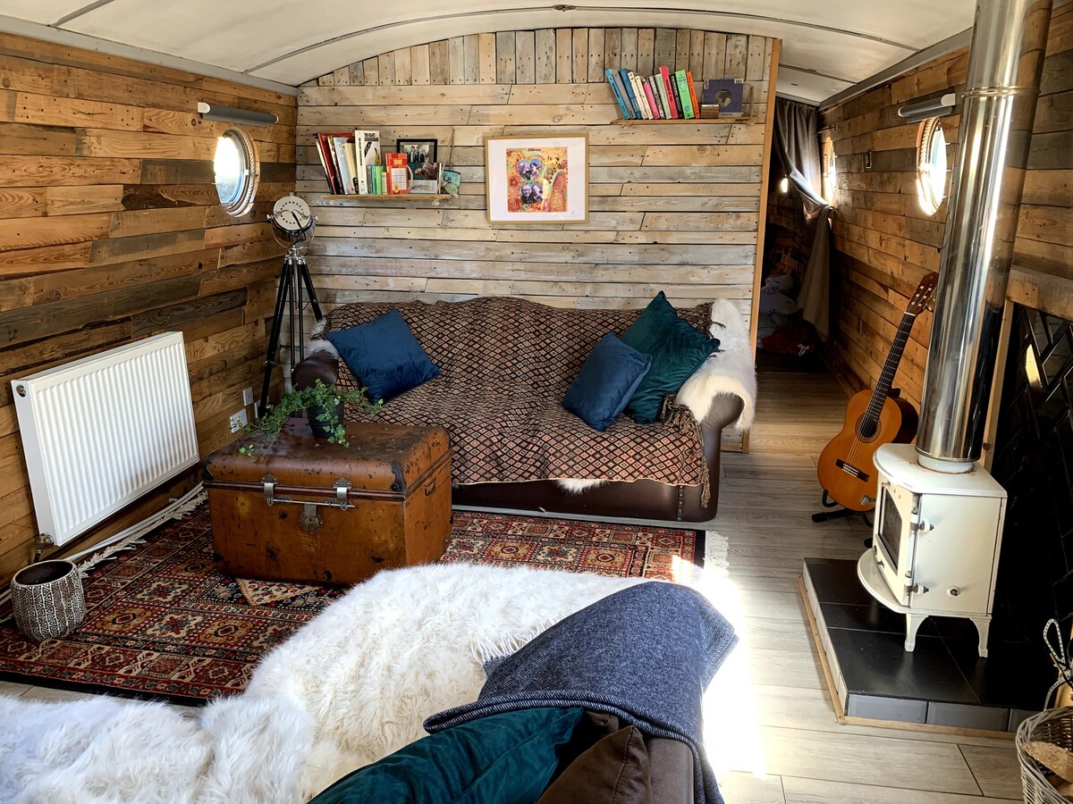 舒适的1卧室船屋，带壁炉。