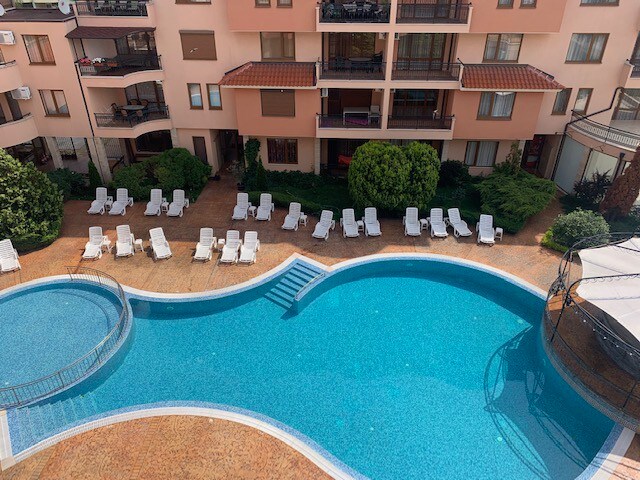 阳光明媚的Efir -带泳池的阳光公寓