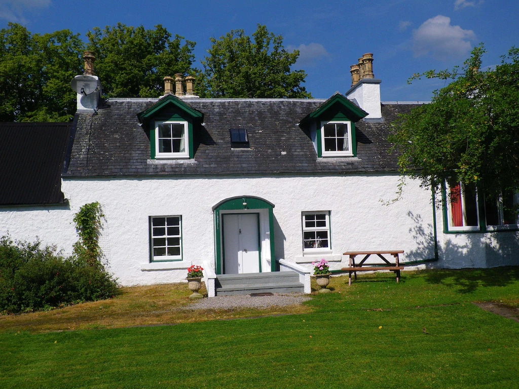 尼斯湖（ Loch Ness ）和加勒多尼亚运河（ Caledonian Canal ）旁边的小屋