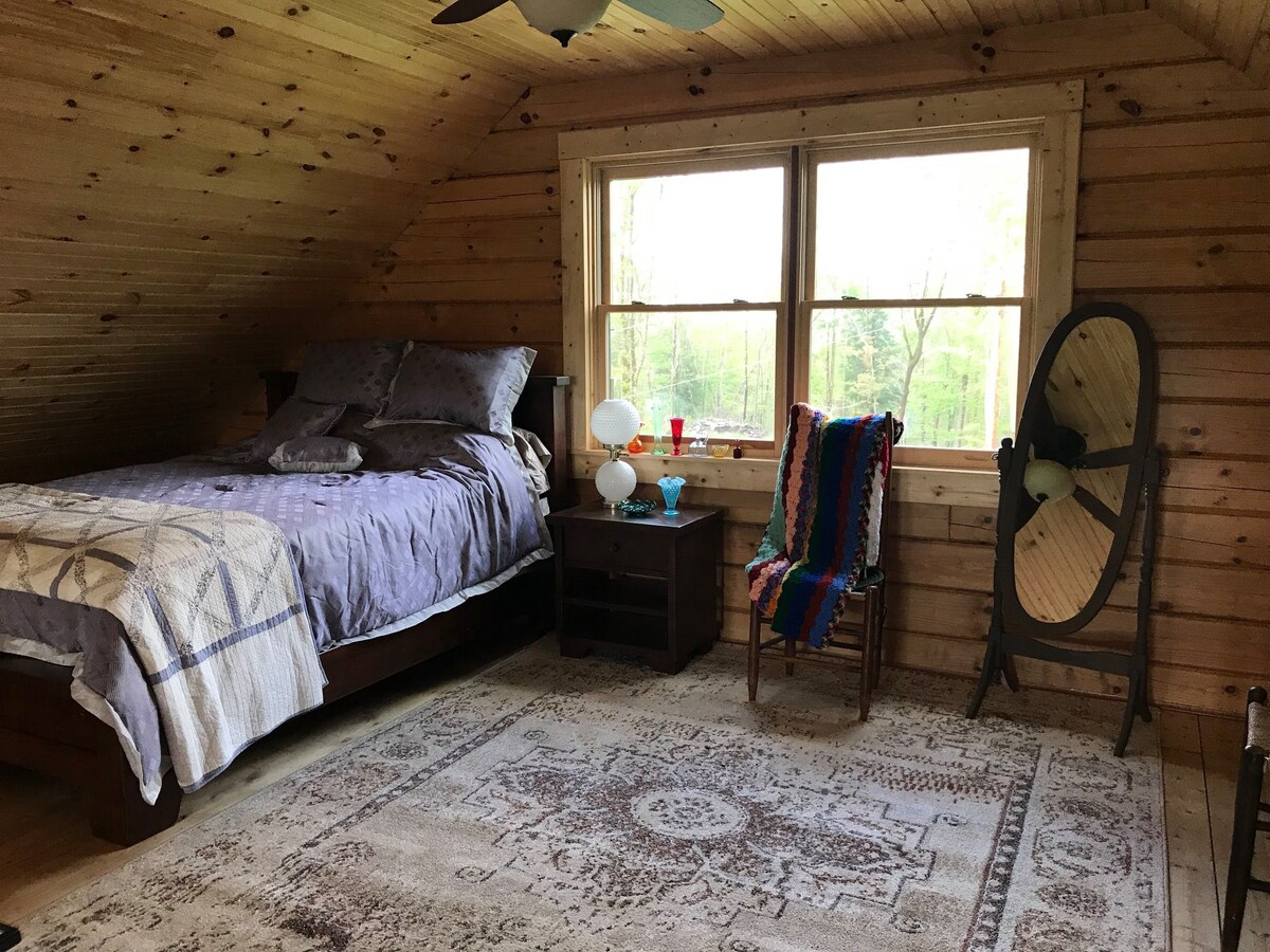 Cheerful and peaceful 3-bedroom mountain-top cabin