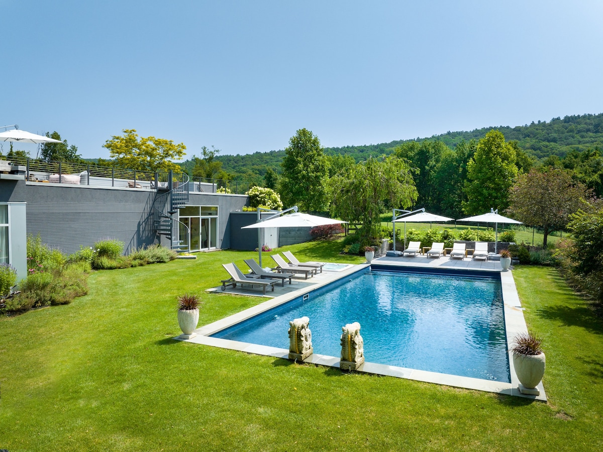 Modern masterpiece with a pool