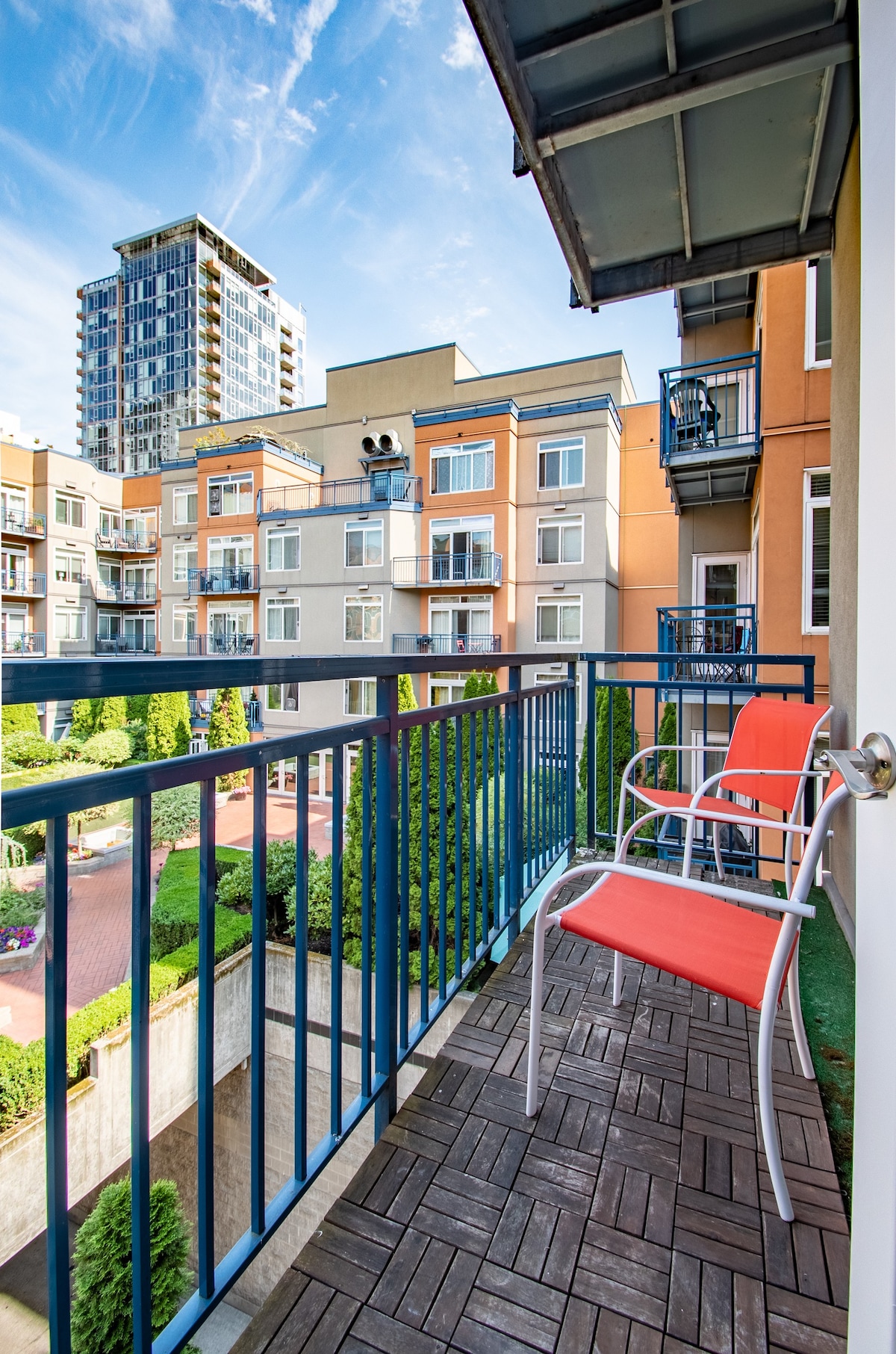 Lovely 2BR condo w/ pool in the heart of Seattle!