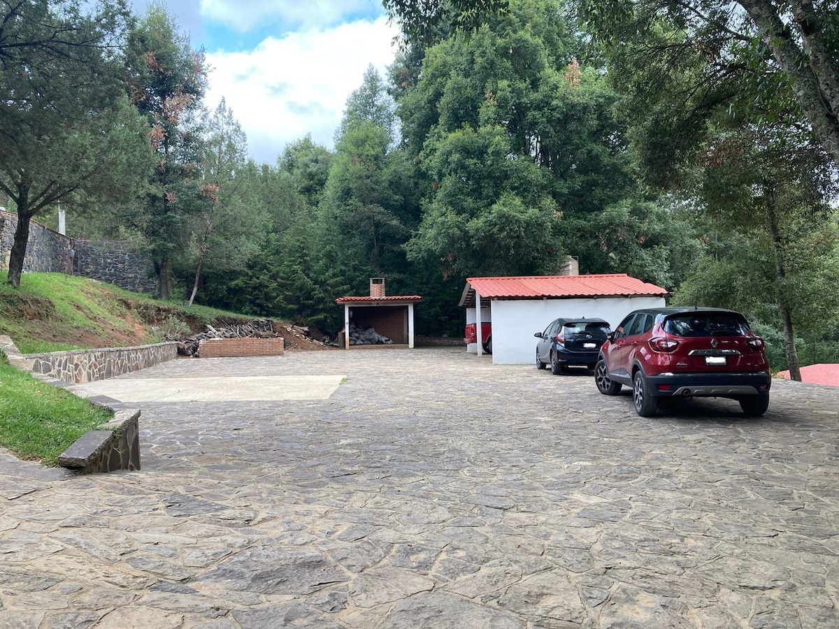 Hermosa cabaña rústica en pueblo mágico