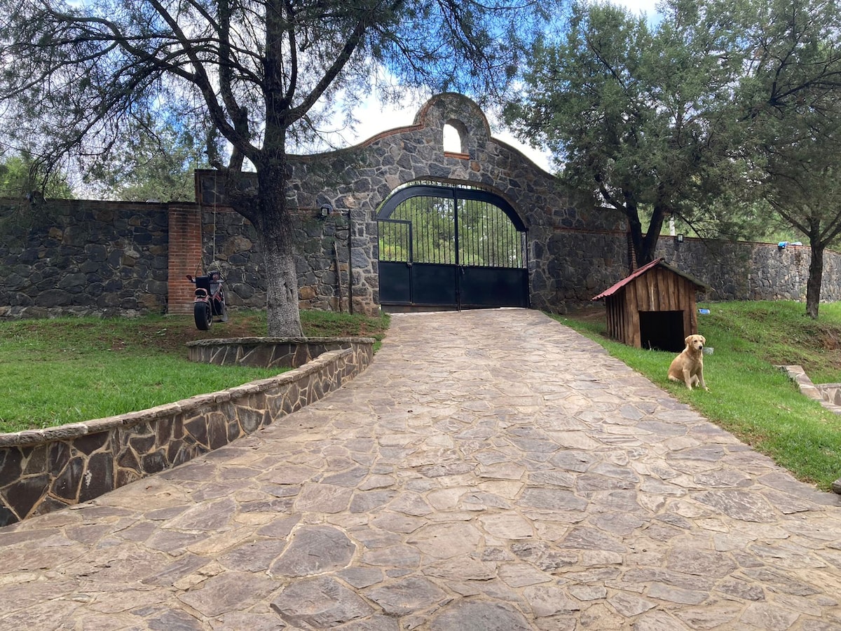 Hermosa cabaña rústica en pueblo mágico