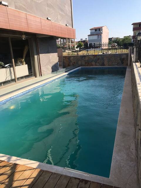 Havuz olanakli, otopark, teras, bahce iceren villa