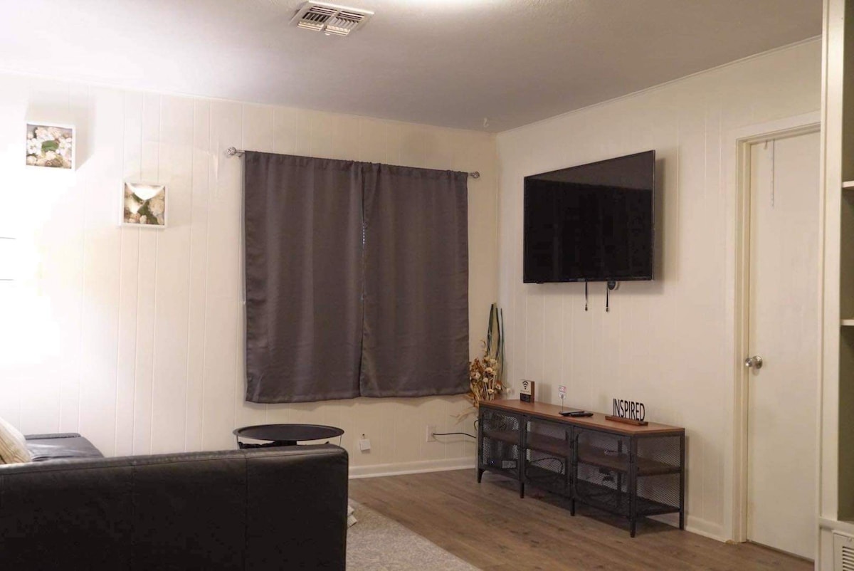 Cozy 1BR Close to TAMUK Perfect for Solo Travelers