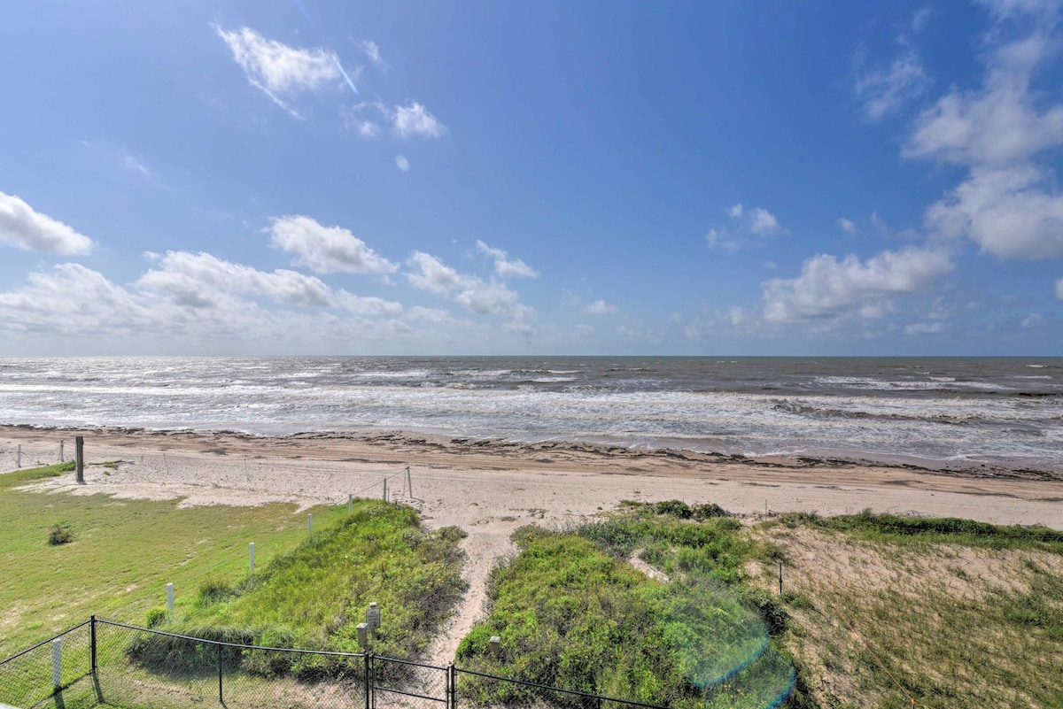 3/2 Oceanfront Beachhouse on the sand, sleeps 11.