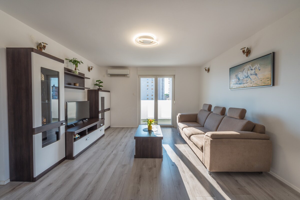 Ventus - Modern Apartment with Balcony & Sea View