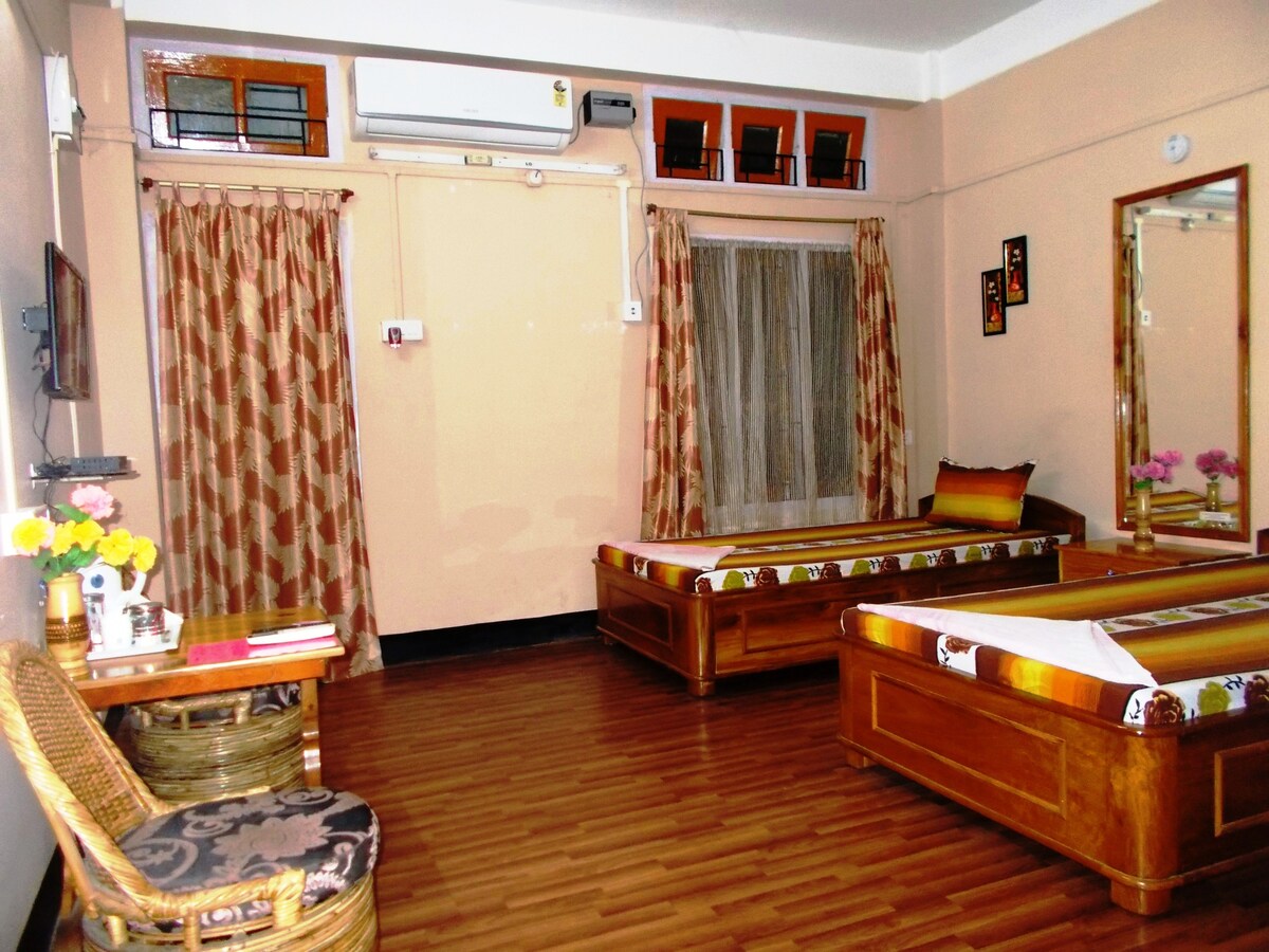 Eagle Nest Home Stay Deluxe AC Room