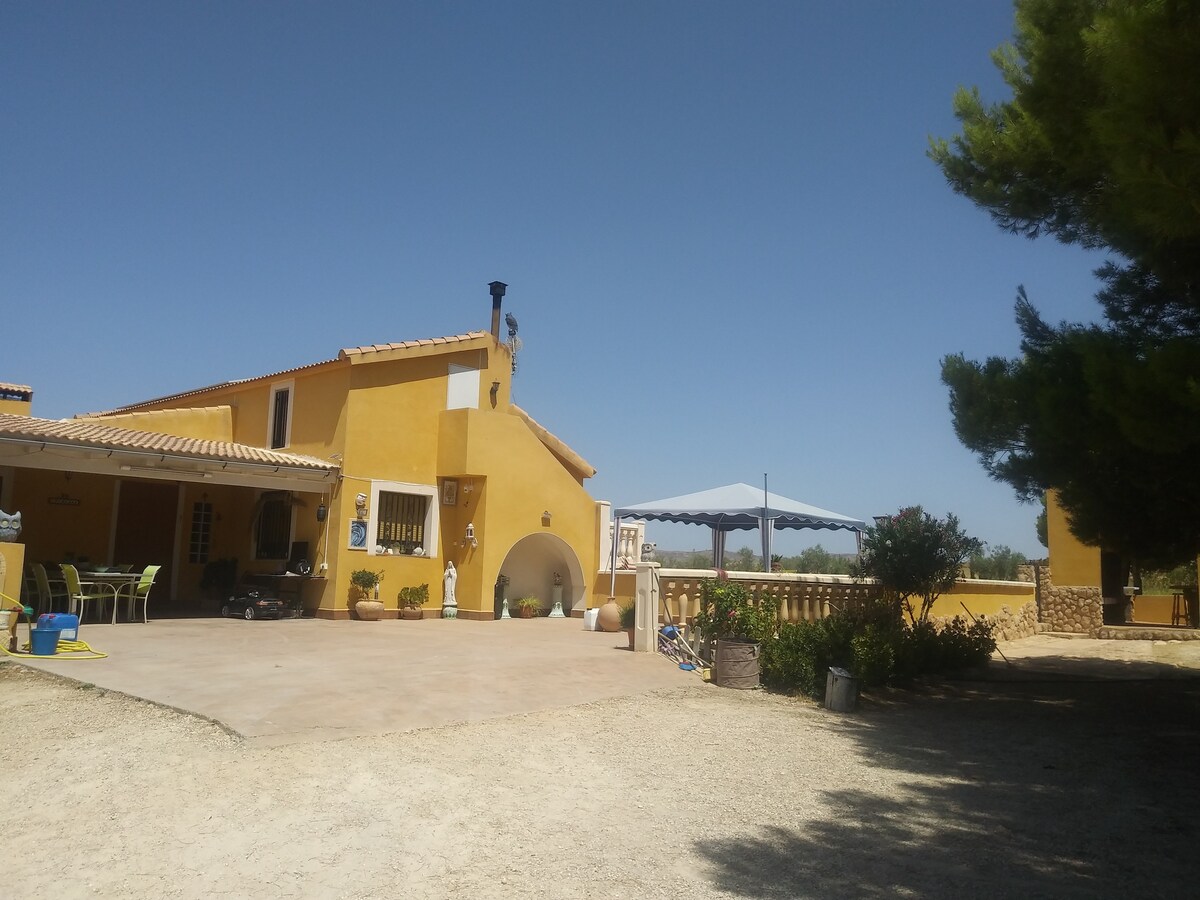 CASA DE CAMPO,CON PISCINA Y PARCELA VALLADA.