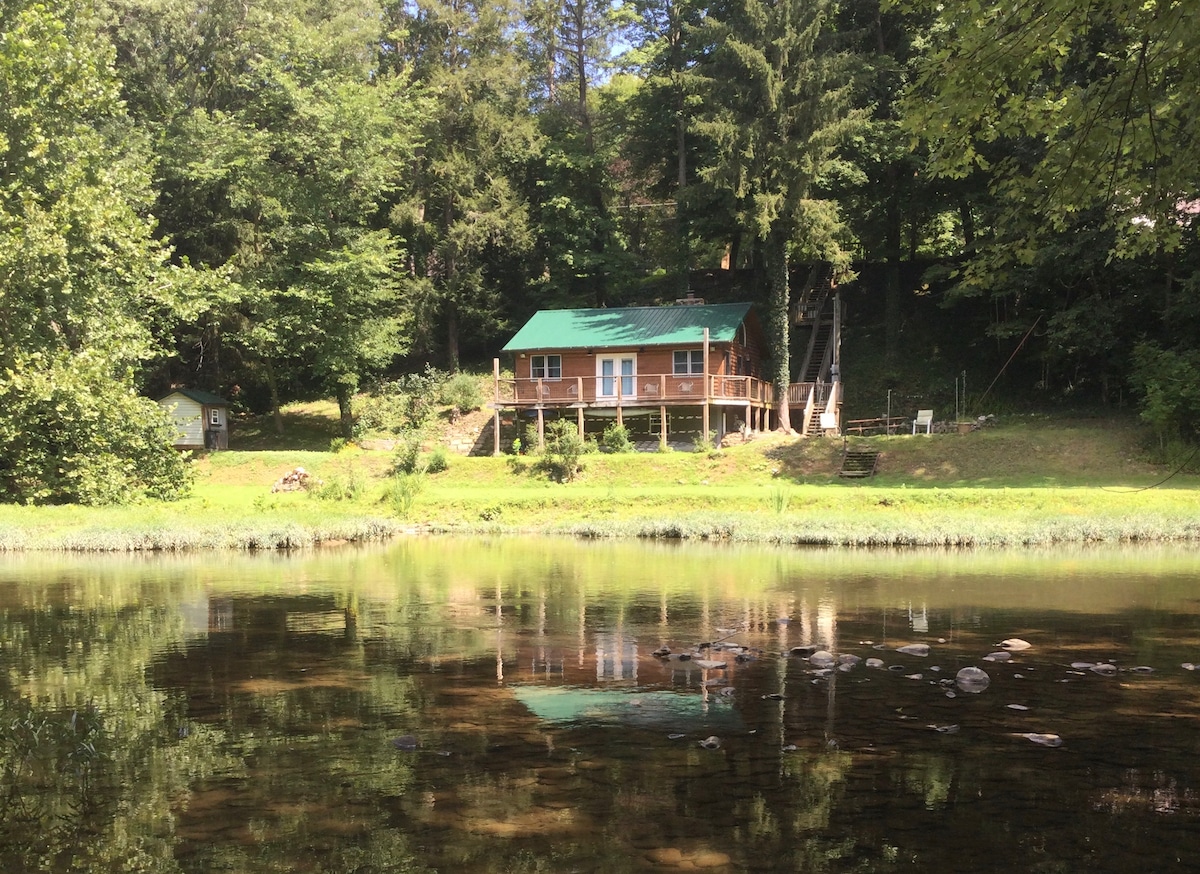 坐落在Slippery Rock Creek的舒适小屋