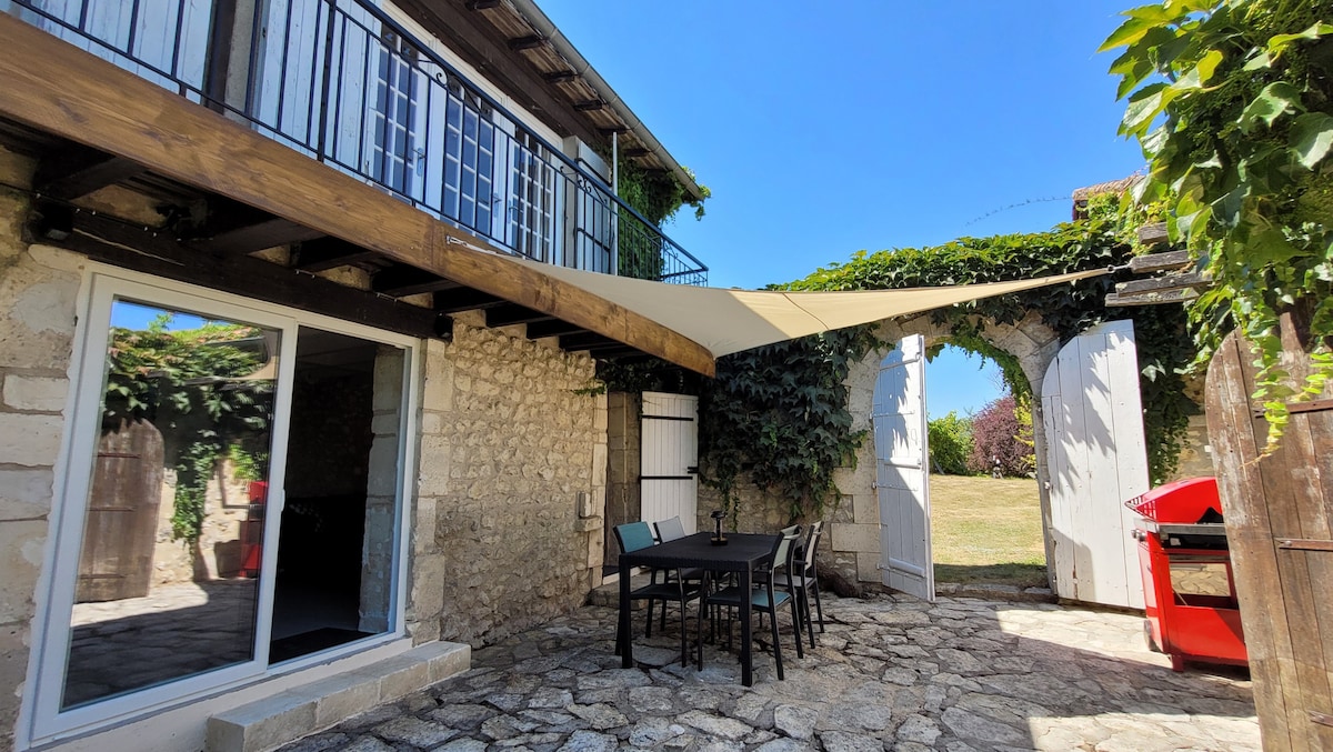 Cottage rénové avec piscine partagée et terrasse