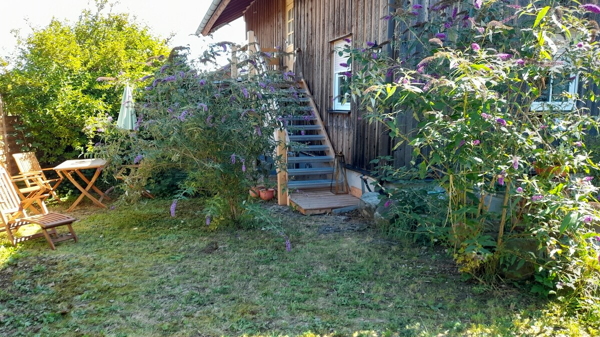 Idyllische Wohnung mit Parkplatz und Gartenanteil