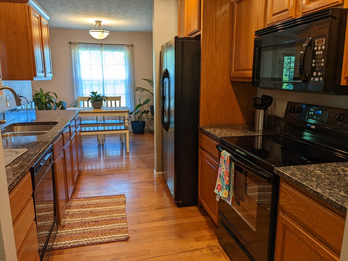 Entire Home 2.5 Bed + Office w/ Futon near Airport