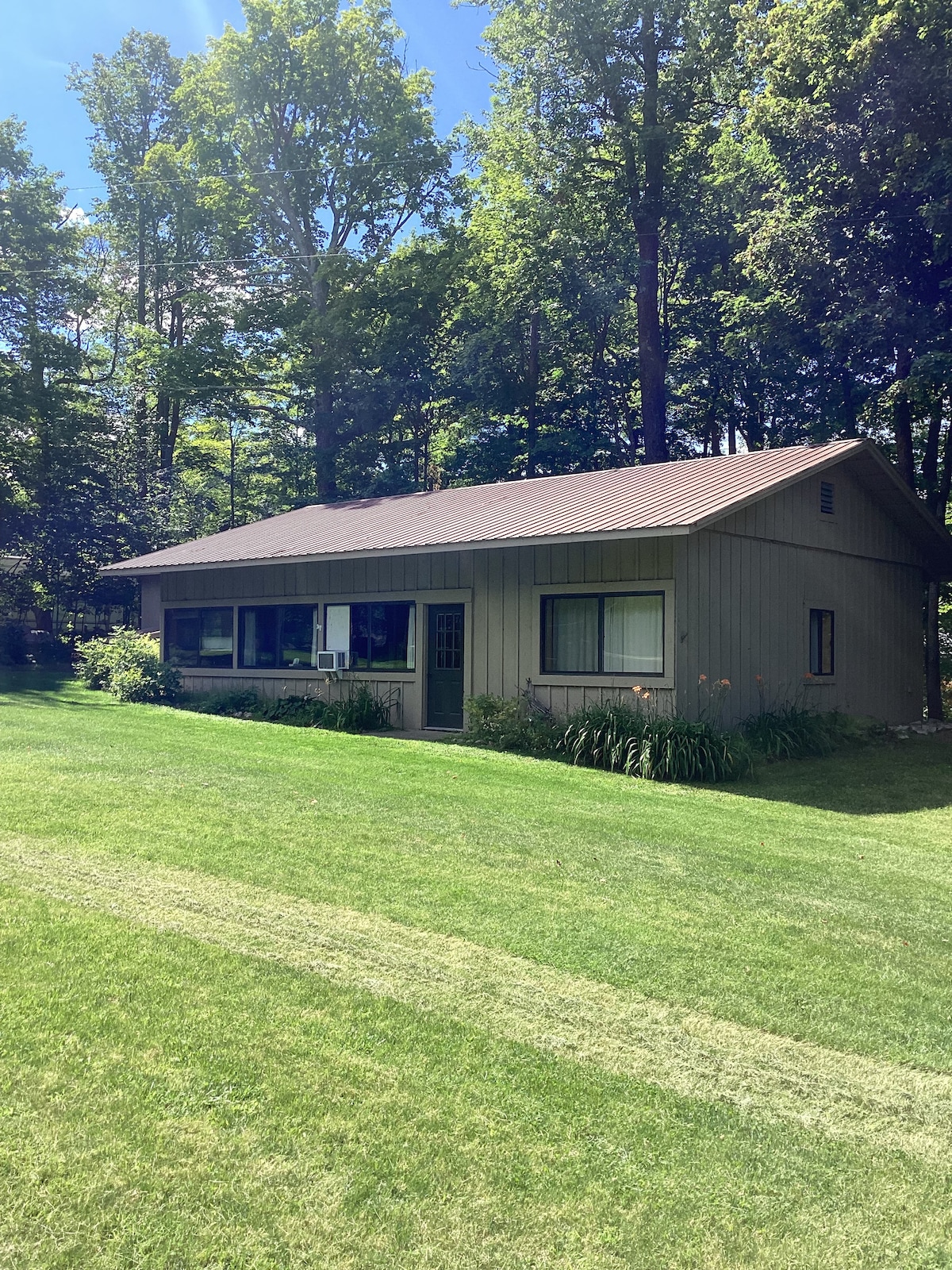 The Lodge: A Large 3-Bedroom Cabin on Moose Lake