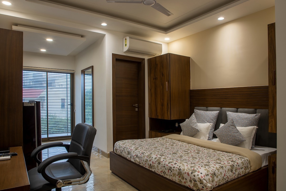 Serviced Studio ideal for work near Udyog Vihar