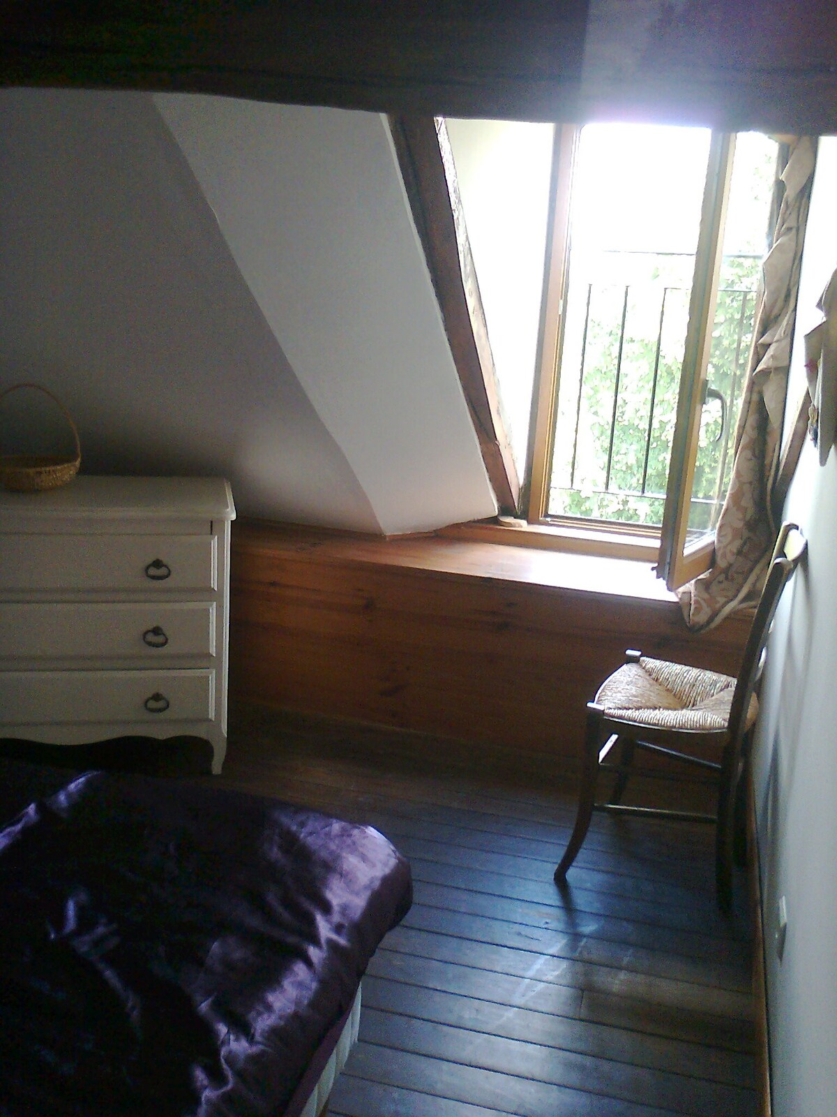 Alençon ：阁楼中的小卧室