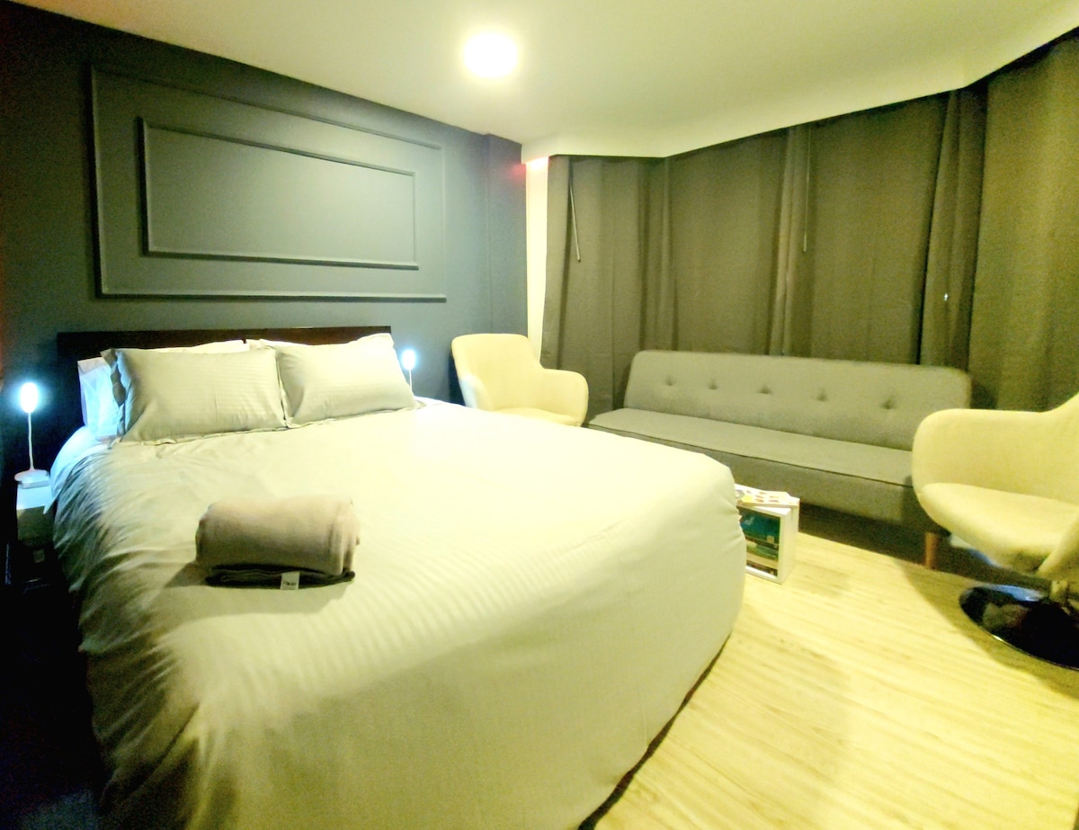 @Executive Suites Minutes From the Airport+