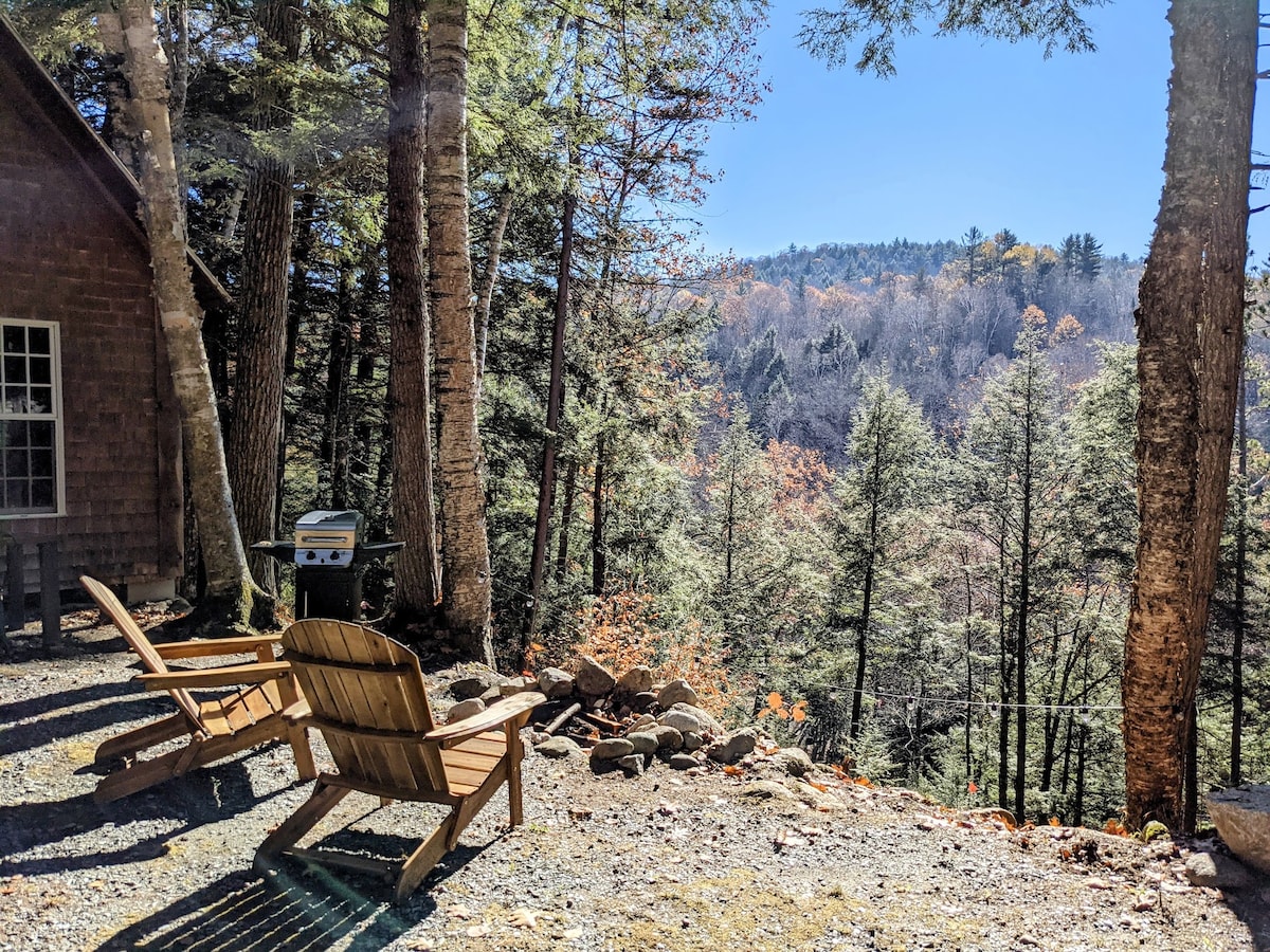 舒适的小木屋，可欣赏山景和河景