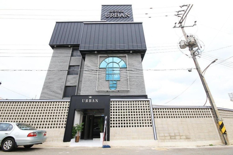 Hotel Urban位于Yeosu （浪漫Pocha ）和Suncheon （花园博览会）之间，您可以享受观光之旅。