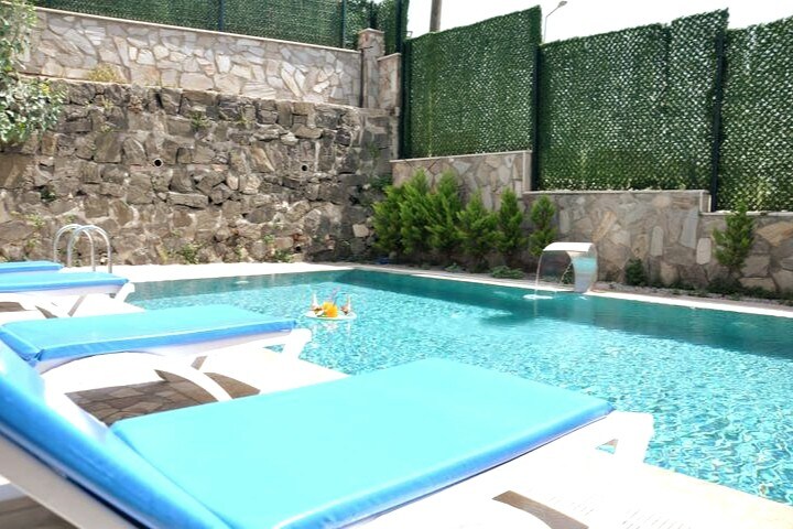 别墅设有私人游泳池和靠近市中心的大花园