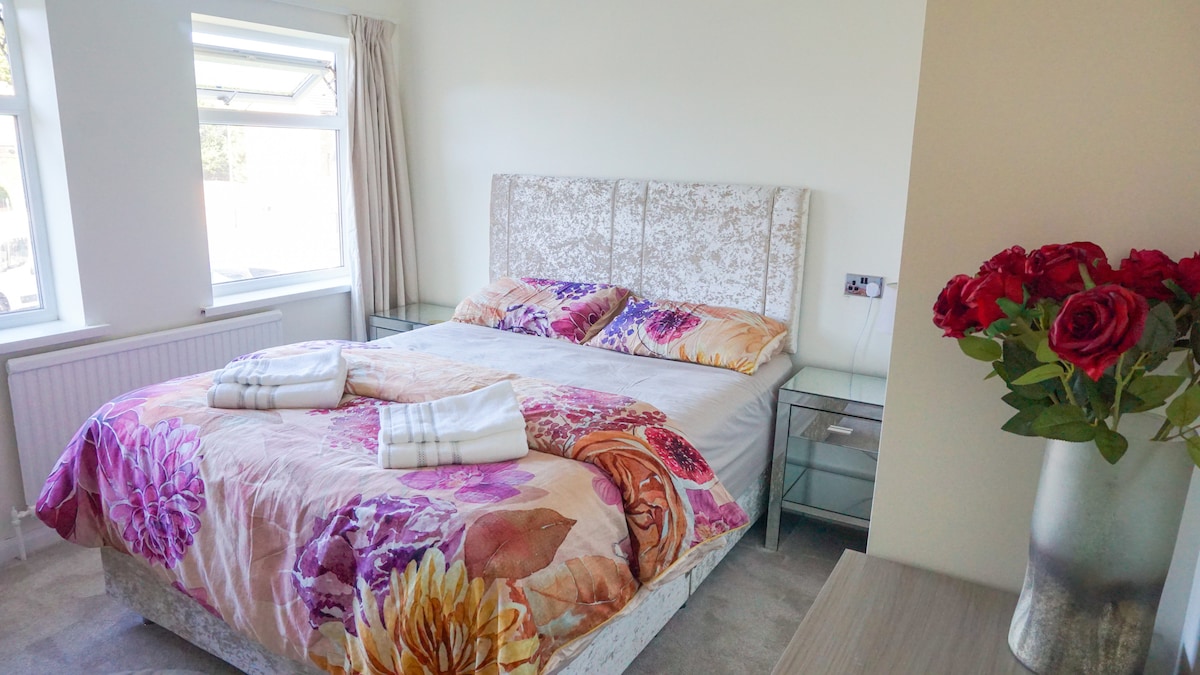 Cosy Retreat w/ King Bed Near Stormont - 3min walk