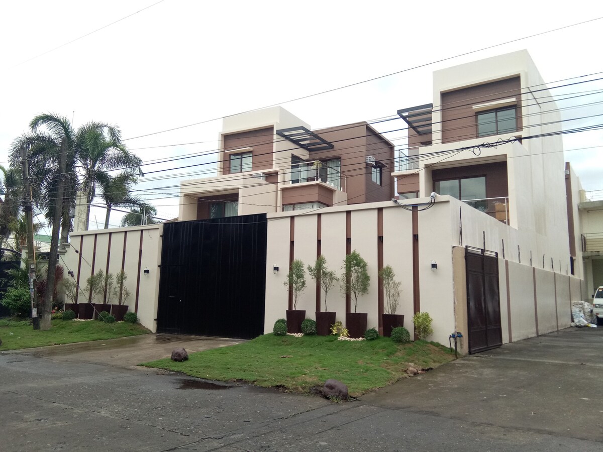 Townhouse  3 storey  Modern and Trendy