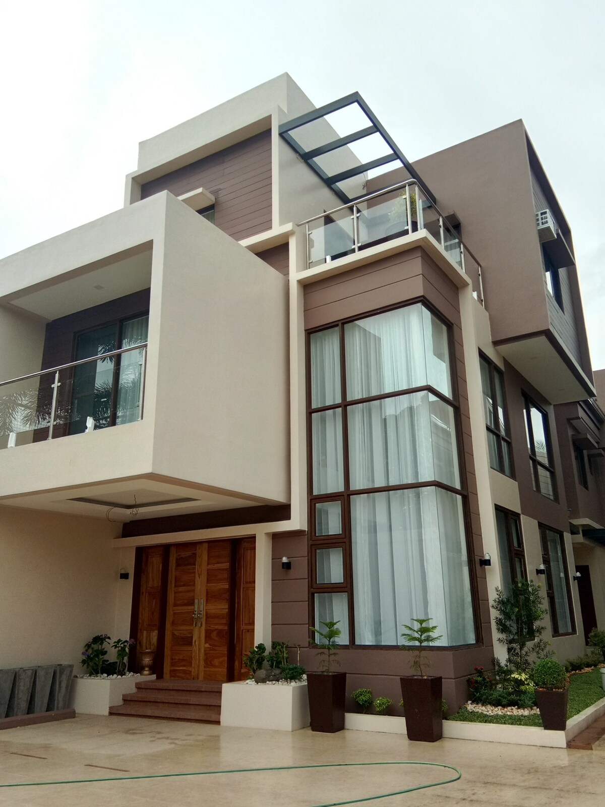 Townhouse  3 storey  Modern and Trendy