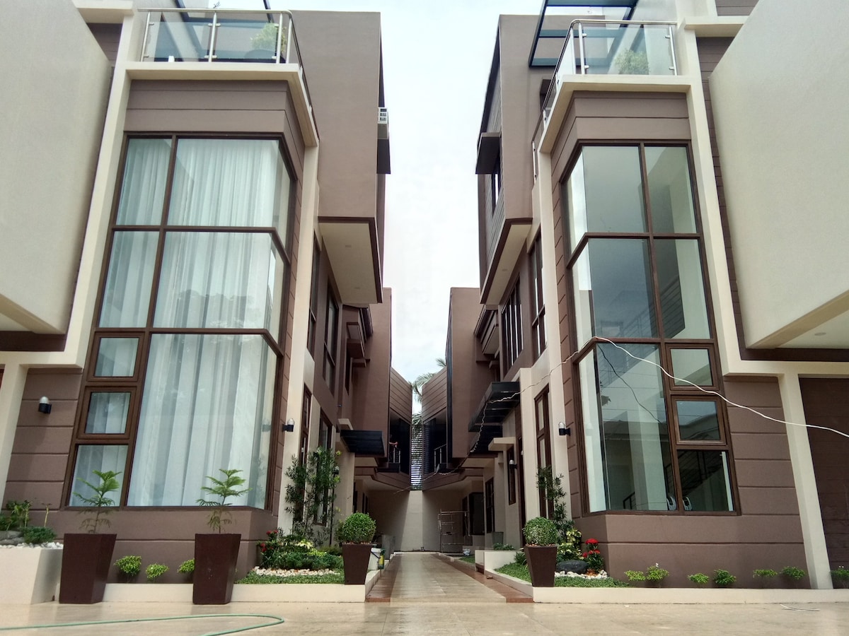 Townhouse  3 storey  Modern and Trendy