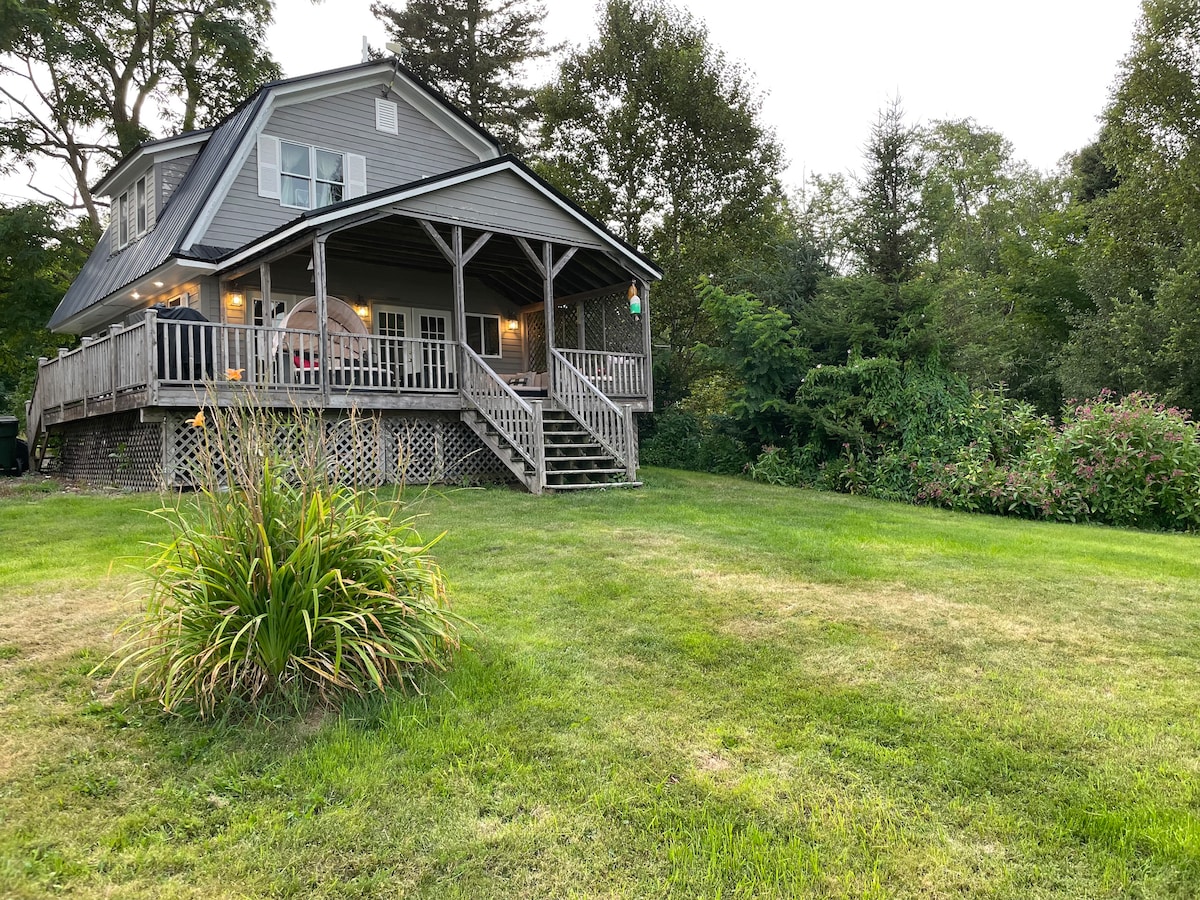 Cottage by the bay