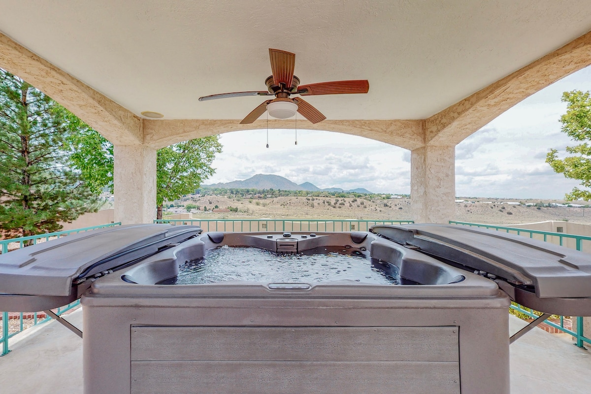 3800》英尺热水浴缸，可容纳18人，可欣赏山景，台球桌