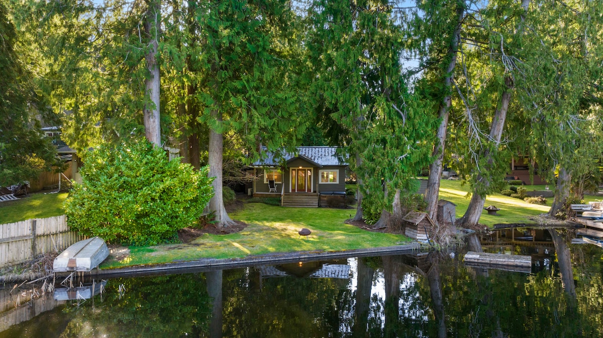 The Lake House - hot tub, waterfront