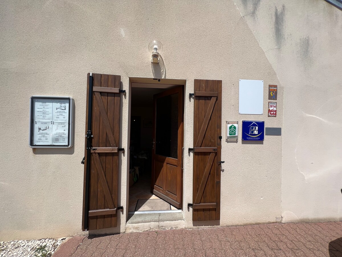 Gîte niché dans un cadre de verdure apaisant