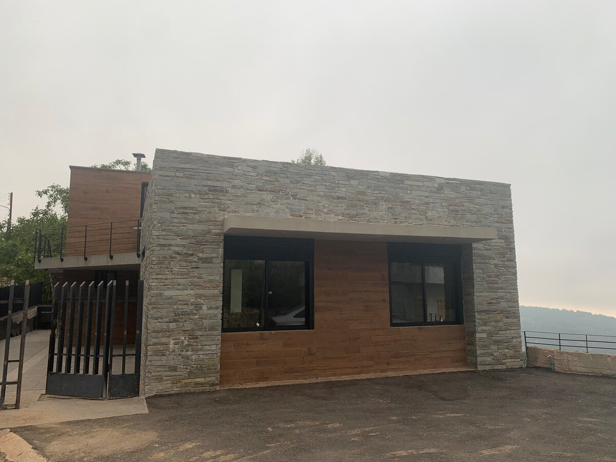 Modern 2-bedroom mountain home with fireplace