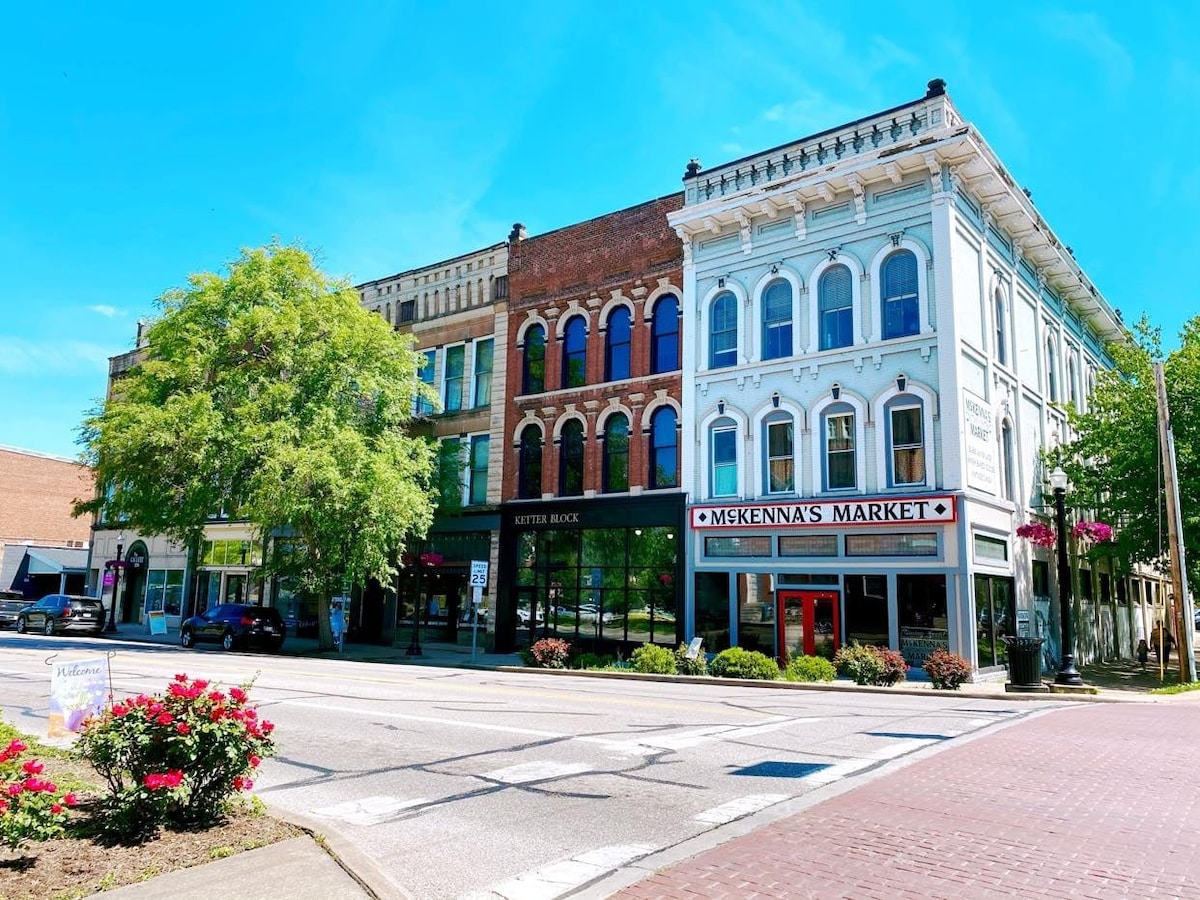Shopping District Apt | Heart of Historic Downtown