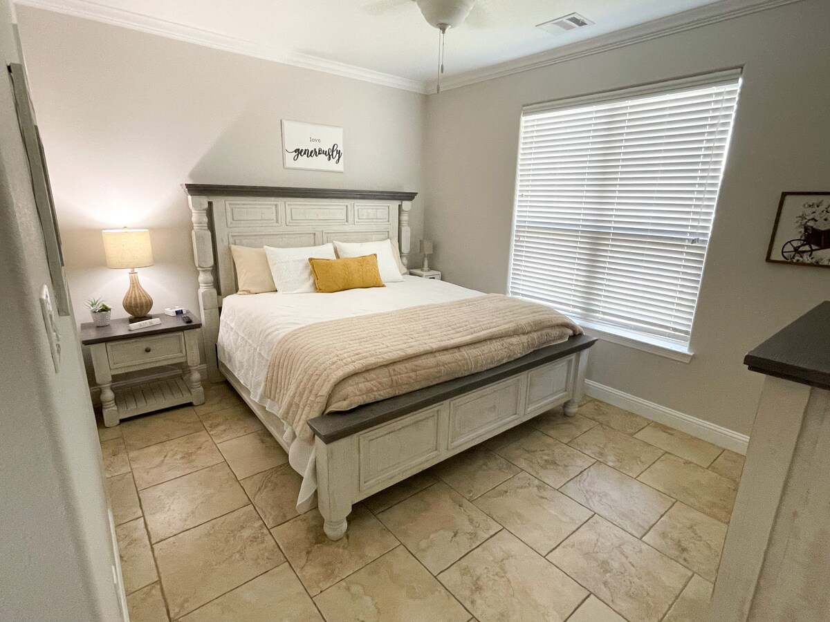 Cozy Townhome w/ King Beds and Community Pool