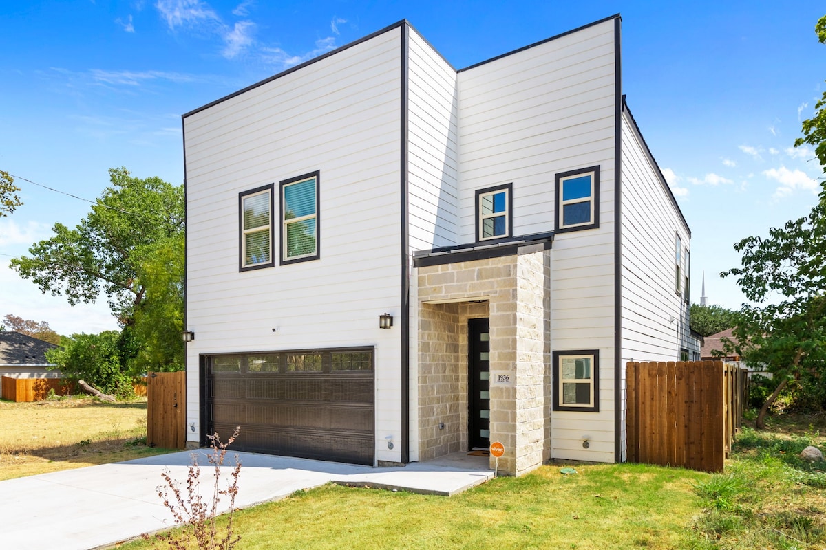 Modern Chic Spacious 5BR Home in Dallas w/ 8 BEDS!