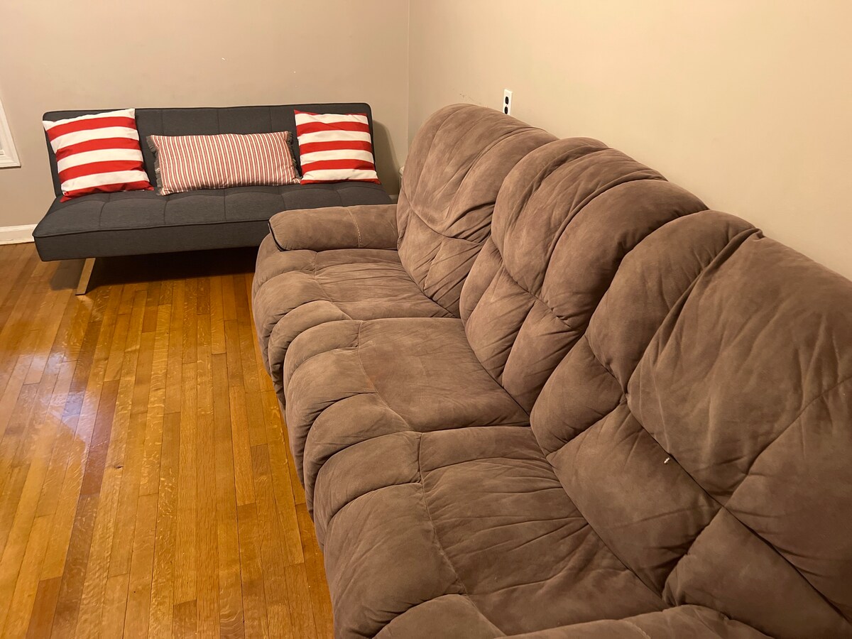 客厅配有沙发和日式床垫。