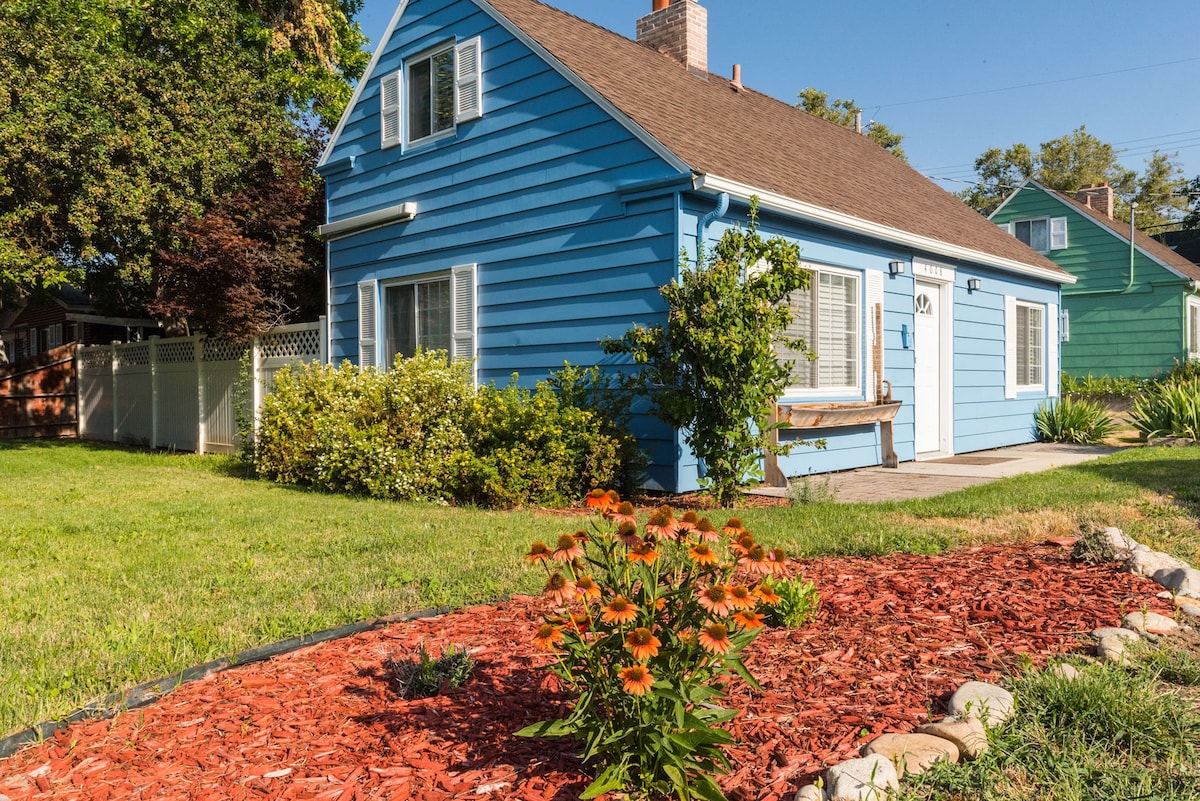 Cheerful 2 bedroom 1 and a half bath cottage.