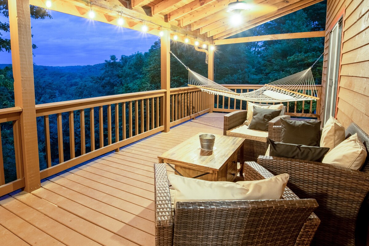 Spend the 4th in a Hot Tub Cabin-Sleeps 10!