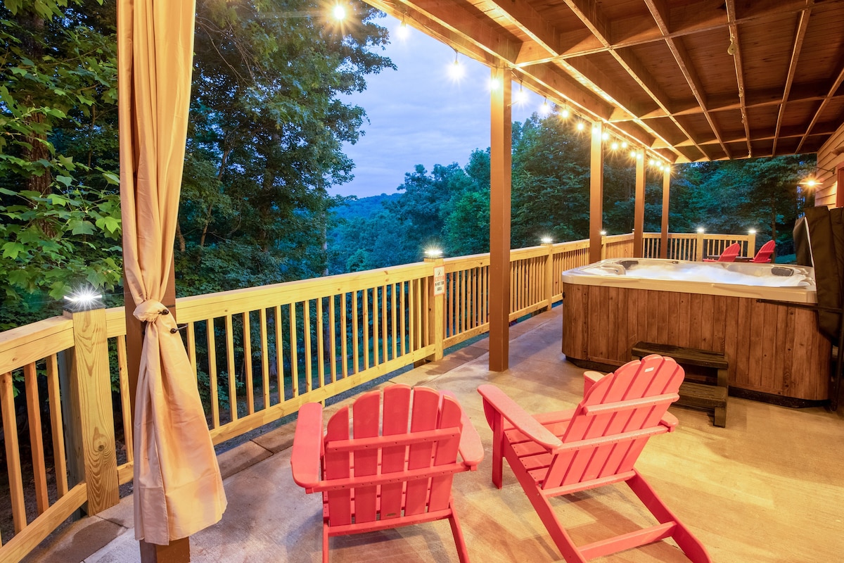 Spend the 4th in a Hot Tub Cabin-Sleeps 10!