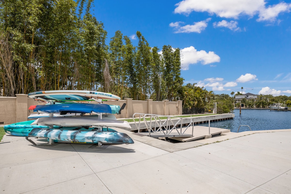 Waterfront View in Downtown Sarasota, Kayaks, Pool