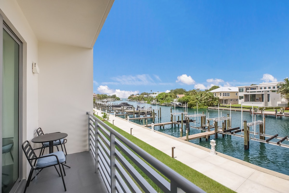 Waterfront View in Downtown Sarasota, Kayaks, Pool