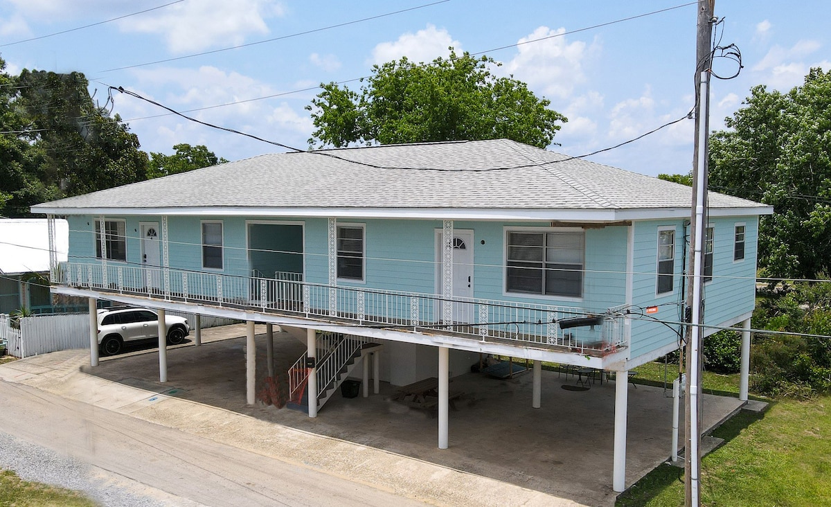 2 bd 1 ba 1/2 block from the beach w/free parking!